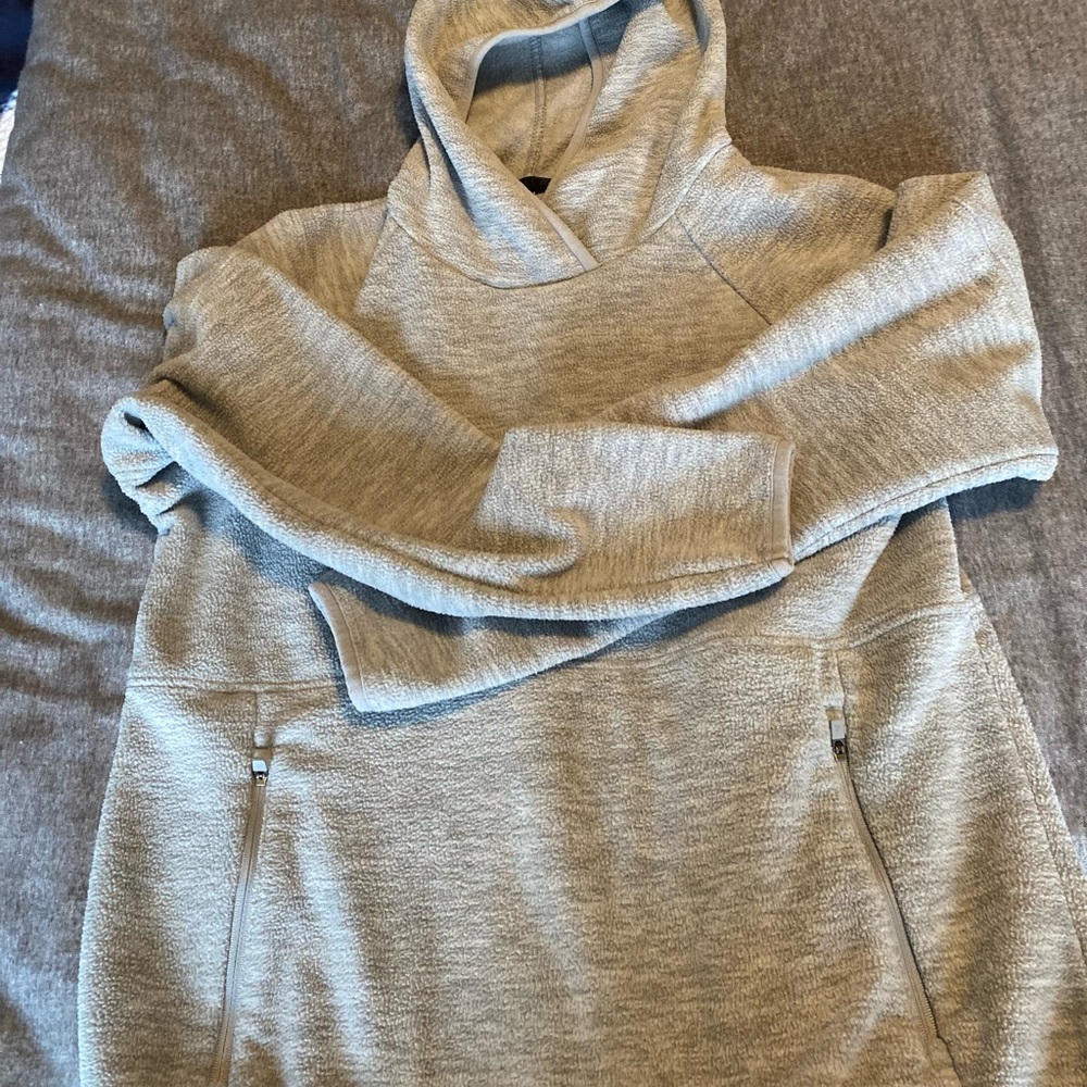 Kyodan women’s fleece hoodie, gray with front zip pockets to kangaroo pocket Sma